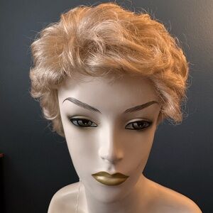 Short Blonde Wig Legacy 22R
